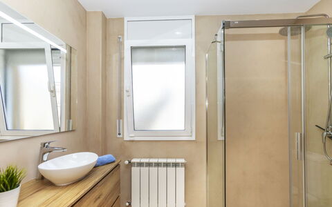Together: Bagno, Interior Design, Pavimentazione, Pavimento, Idraulico Fixture, Parete, Legna, Specchio, Rubinetto, Camera