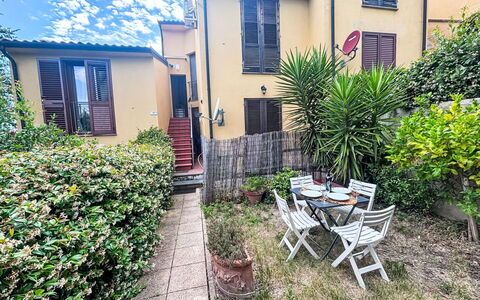 Loma: Arbusto, Giardino, Cortile, Backyard, Landscaping, Driveway, Cortile, Balcone, Pianta Della Casa, Hacienda