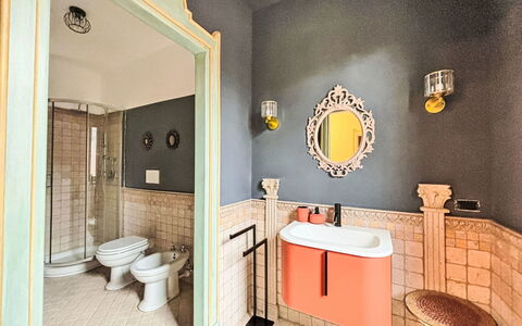 Umbriancevilla: Parete, Idraulico Fixture, Interior Design, Pavimentazione, Bagno, Pavimento, Specchio, Idraulico, Rubinetto, Lavello
