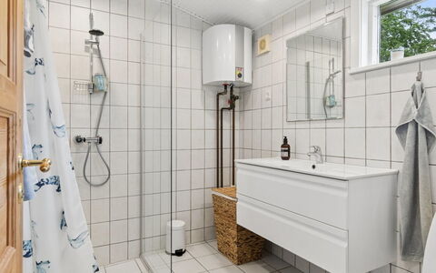 Catalin - 50M from the Sea: Pavimentazione, Pavimento, Idraulico Fixture, Interior Design, Bagno, Idraulico, Piastrella, Lavello, Rubinetto, Gabinetto