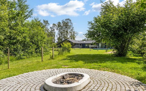 Matild - 400M from the Sea: Costruzione, Casa, Finestra, Casa, Tetto, Zona Residenziale, Arbusto, Villetta, Lotto