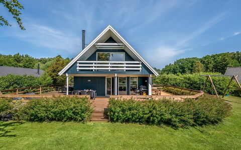 Hekla - 150M from the Sea: Zona Residenziale, Arbusto, Casa, Casa, Giardino, Estate, Shade, Landscaping, Prato