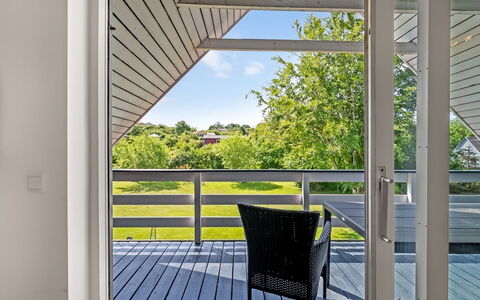 Hekla - 150M from the Sea: Zona Residenziale, Arbusto, Casa, Casa, Giardino, Estate, Shade, Landscaping, Prato
