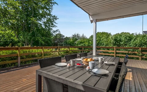 Hekla - 150M from the Sea: Zona Residenziale, Arbusto, Casa, Casa, Giardino, Estate, Shade, Landscaping, Prato