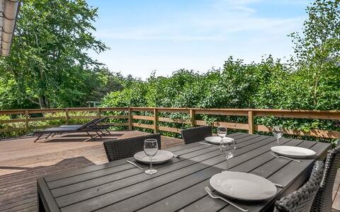 Hekla - 150M from the Sea: Zona Residenziale, Arbusto, Casa, Casa, Giardino, Estate, Shade, Landscaping, Prato