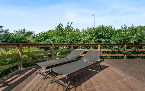Hekla - 150M from the Sea: Zona Residenziale, Arbusto, Casa, Casa, Giardino, Estate, Shade, Landscaping, Prato