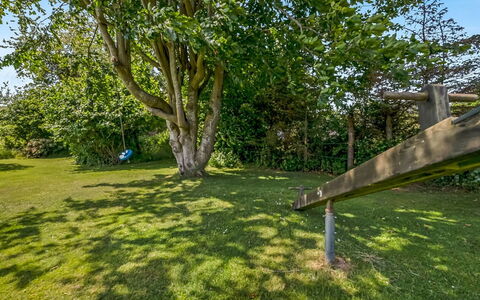 Hekla - 150M from the Sea: Zona Residenziale, Arbusto, Casa, Casa, Giardino, Estate, Shade, Landscaping, Prato