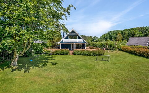Hekla - 150M from the Sea: Zona Residenziale, Arbusto, Casa, Casa, Giardino, Estate, Shade, Landscaping, Prato