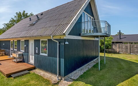 Hekla - 150M from the Sea: Zona Residenziale, Arbusto, Casa, Casa, Giardino, Estate, Shade, Landscaping, Prato