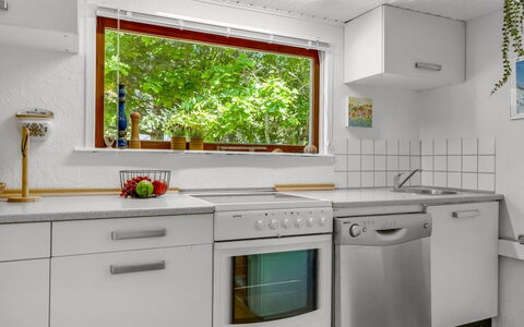 Goodje - 400M from the Sea: Cucina, Elettrodomestico Da Cucina, Apparecchio Major, Controsoffitto, Elettrodomestico, Interior Design, Pavimentazione, Rubinetto, Lavandino Della Cucina, Idraulico Fixture
