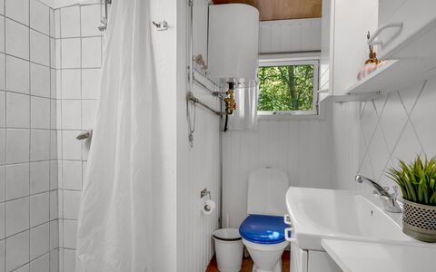 Goodje - 400M from the Sea: Idraulico Fixture, Bagno, Gabinetto, Toilet Seat, Interior Design, Pavimentazione, Lavello, Idraulico, Pavimento, Lavandino Del Bagno