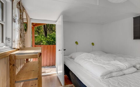 Goodje - 400M from the Sea: Legna, Pavimentazione, Interior Design, Pavimento, Camera Da Letto, Soffitto, Color Legno, Letto, Latifoglie, Camera