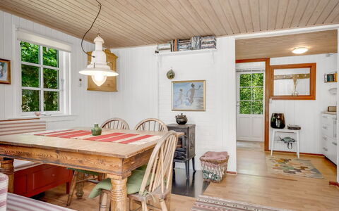 Goodje - 400M from the Sea: Mobilia, Interior Design, Pavimentazione, Legna, Soffitto, Lampada, Pavimento, Sala Da Pranzo, Cucina & Sala Da Pranzo Tavolo, Sedia