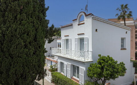 Villa Solaris: Zona Residenziale, Casa, Casa, Insediamento Umano, Balcone, Estate, Recinzione, Villa, Portico