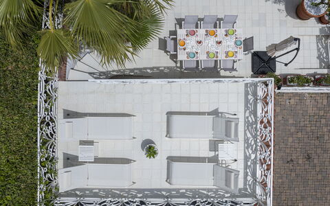 Villa Solaris: Mobilia, Mobili Da Esterno, Sedia, Tavolo, Tavolo Esterno, Vaso Di Fiori, Shade, Balcone, Cortile
