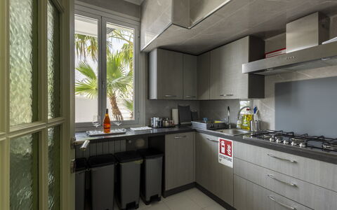Villa Solaris: Elettrodomestico Da Cucina, Cucina, Controsoffitto, Apparecchio Major, Cucina Stufa, Cabinetry, Elettrodomestico, Mobilia, Stufa, Interior Design