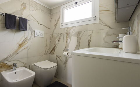 Villa Solaris: Pavimentazione, Idraulico Fixture, Pavimento, Bagno, Interior Design, Toilet Seat, Gabinetto, Idraulico, Rubinetto, Lavello