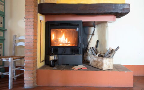 Il Canto Del Maggio: Mobilia, Camera, Focolare, Color Legno, Soggiorno, Latifoglie, Calore, Stufa A Legna, Camino, Lampada