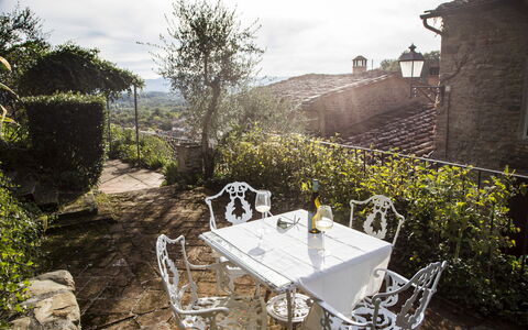 Il Canto Del Maggio: Mobilia, Sedia, Mobili Da Esterno, Hacienda, Pianta Della Casa, Cortile, Cortile, Tavolo Esterno, Backyard, Balcone