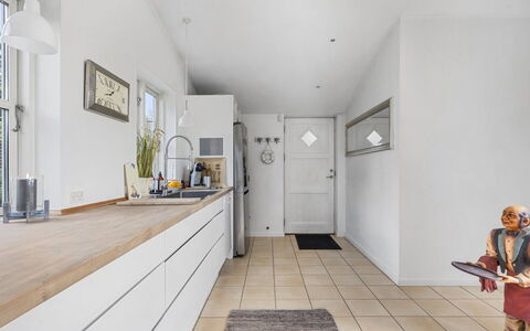 Mads - 1.2Km from the Sea: Pavimentazione, Pavimento, Legna, Interior Design, Pavimento In Legno, Controsoffitto, Apparecchio Major, Cucina, Soffitto, Casa