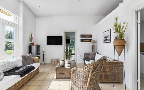 Mads - 1.2Km from the Sea: Mobilia, Pavimentazione, Divano, Pavimento, Interior Design, Legna, Soggiorno, Soffitto, Tavolo, Pavimento In Legno