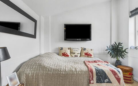 Mads - 1.2Km from the Sea: Mobilia, Letto, Interior Design, Camera Da Letto, Parete, Bedding, Lenzuolo, Camera, Pavimento, Pavimentazione