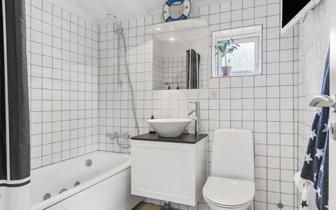 Mads - 1.2Km from the Sea: Bagno, Idraulico Fixture, Interior Design, Gabinetto, Lavello, Toilet Seat, Pavimentazione, Pavimento, Rubinetto, Piastrella