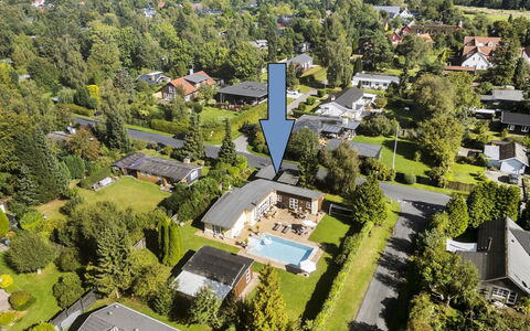 Mads - 1.2Km from the Sea: Zona Residenziale, Visione Globale, Piscina, Casa, Urban Design, Sobborgo, Estate, Landscaping, Fotografia Aerea, Giardino