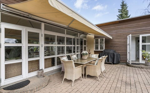 Mads - 1.2Km from the Sea: Legna, Mobilia, Tetto, Shade, Casa, Mobili Da Esterno, Sedia, Porta, Tenda, Portico