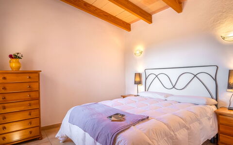 Reco de Can Pere Mas: Letto, Mobilia, Interior Design, Camera Da Letto, Legna, Pavimentazione, Lenzuolo, Pavimento, Soffitto, Bedding