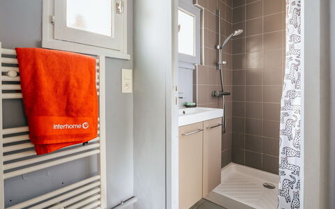 Le Nyce: Parete, Idraulico Fixture, Pavimentazione, Bagno, Pavimento, Interior Design, Idraulico, Gabinetto, Camera, Rubinetto