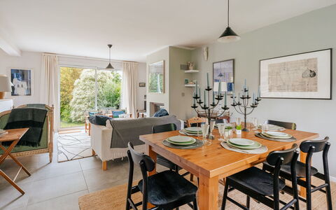 Le Nyce: Mobilia, Interior Design, Sedia, Tavolo, Legna, Cucina & Sala Da Pranzo Tavolo, Sala Da Pranzo, Pavimentazione, Camera, Cornice