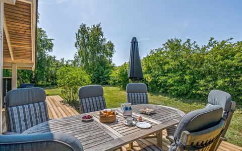 Leeve - 1.3Km from the Sea: Legna, Raccordo, Porta, Villetta, Dipingere, Cortile, Finestra A Ghigliottina, Edifici Giardino, Backyard, Plank