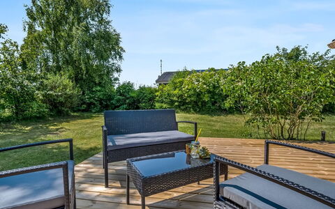 Leeve - 1.3Km from the Sea: Legna, Raccordo, Porta, Villetta, Dipingere, Cortile, Finestra A Ghigliottina, Edifici Giardino, Backyard, Plank