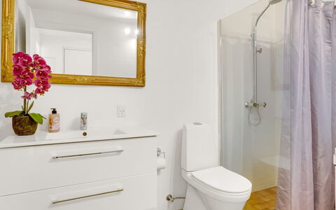 Nis - 900M from the Sea: Bagno, Idraulico Fixture, Pavimentazione, Pavimento, Interior Design, Gabinetto, Mobiletto Del Bagno, Toilet Seat, Idraulico, Rubinetto