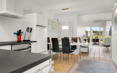 Nis - 900M from the Sea: Mobilia, Pavimentazione, Interior Design, Pavimento, Sedia, Camera, Soffitto, Tavolo, Cucina, Cucina & Sala Da Pranzo Tavolo