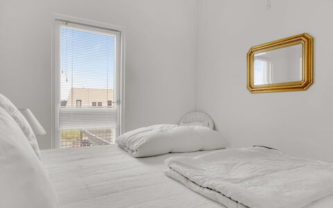 Nis - 900M from the Sea: Camera Da Letto, Interior Design, Letto, Bedding, Lenzuolo, Pavimento, Biancheria, Soffitto, Casa, Camera