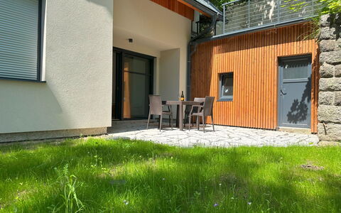 Bedrichov 401: Villetta, Backyard, Giardino, Color Legno, Latifoglie, Shade, Cortile, Raccordo, Landscaping, Cortile