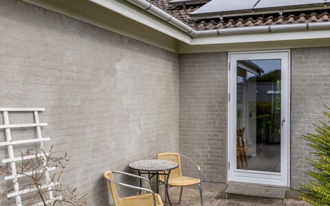 Tolke - 400M from the Sea: Tetto, Casa, Casa, Villetta, Porta, Raccordo, Deck, Portico, Plank, Latifoglie