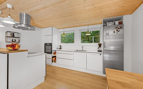 Eine - from the Sea: Pavimentazione, Cucina, Interior Design, Elettrodomestico Da Cucina, Pavimento, Legna, Controsoffitto, Pavimento In Legno, Soffitto, Apparecchio Major