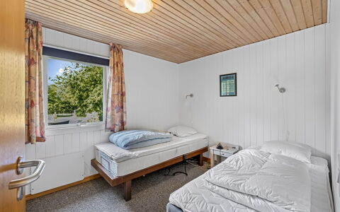 Eine - from the Sea: Legna, Camera Da Letto, Letto, Interior Design, Soffitto, Bedding, Lenzuolo, Casa, Telaio Del Letto, Pavimento
