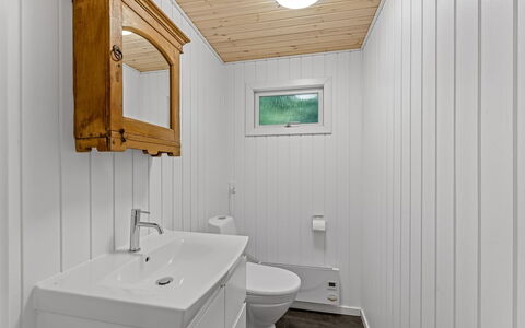 Eine - from the Sea: Legna, Pavimentazione, Idraulico Fixture, Pavimento, Interior Design, Soffitto, Bagno, Lavandino Del Bagno, Lavello, Idraulico