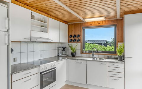 Iiris - 200M from the Sea: Cucina, Controsoffitto, Elettrodomestico Da Cucina, Legna, Pavimentazione, Interior Design, Cabinetry, Lavandino Della Cucina, Apparecchio Major, Soffitto