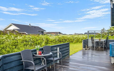 Iiris - 200M from the Sea: Cielo, Architettura, Tetto, Casa, Lotto, Mobili Da Esterno, Shade, Estate, Deck, Giardino