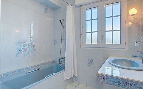 Ti Breizh: Blu, Bagno, Idraulico Fixture, Vasca Da Bagno, Pavimentazione, Rubinetto, Interior Design, Pavimento, Idraulico, Lavello