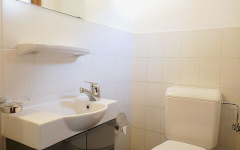 Casa Calanca: Bagno, Lavandino Del Bagno, Idraulico Fixture, Toilet Seat, Lavello, Parete, Gabinetto, Interior Design, Pavimentazione, Rubinetto