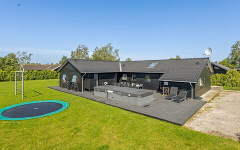 Bernadine - 500M from the Sea: Legna, Casa, Portico, Deck, Latifoglie, Tetto, Color Legno, Pavimento In Legno, Eco Hotel
