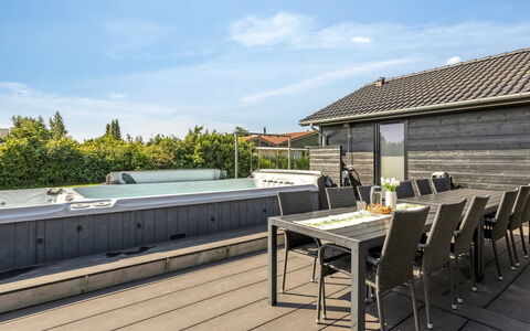 Bernadine - 500M from the Sea: Legna, Casa, Portico, Deck, Latifoglie, Tetto, Color Legno, Pavimento In Legno, Eco Hotel