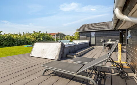 Bernadine - 500M from the Sea: Legna, Casa, Portico, Deck, Latifoglie, Tetto, Color Legno, Pavimento In Legno, Eco Hotel