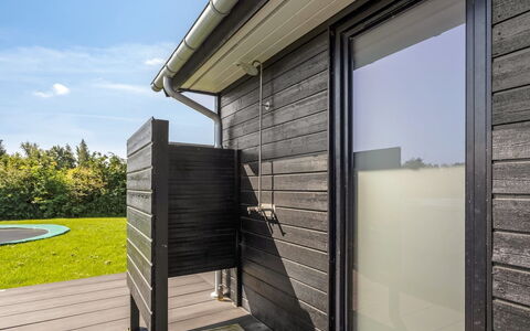 Bernadine - 500M from the Sea: Legna, Casa, Portico, Deck, Latifoglie, Tetto, Color Legno, Pavimento In Legno, Eco Hotel